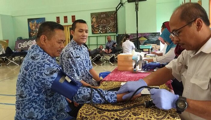 Wakil Bupati Indramayu mengecek tekanan atau tensi darah sebelum donor darah di SMAN 1 Sindang. (taryani)