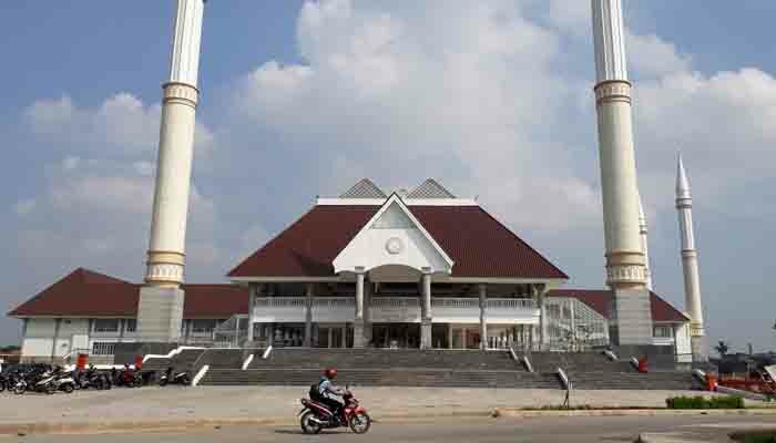 Pengendara motor melintas di depan Masjid Raya KH Hasyim Asyari, Kalideres, Jakbar. (rachmi)