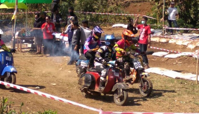 Ratusan pebalap mengikuti lomba perlombaan grastrack vespa di Sukabumi.