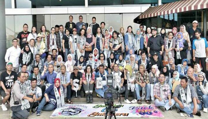 Puluhan alumni IISIP Lenteng Agung tahun 1993 saat mengelar temu kangen dan reuni perak setelah 25 tahun tidak bertemu. (anton)