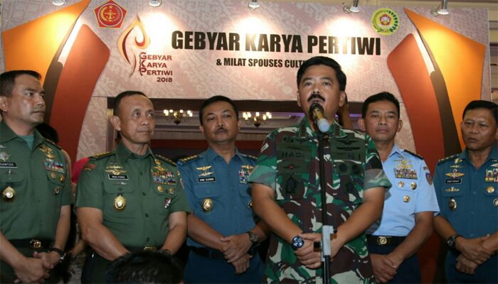 Panglima TNI Marsekal TNI Hadi Tjahjanto, S.I.P. di hadapan awak media usai menutup Gebyar Karya Pertiwi dan Milat Spouse Culture 2018, di Gedung Balai Sudirman, Jl. Dr. Saharjo No. 268, Jakarta Selatan, Sabtu (8/9/2018). (Puspen TNI)