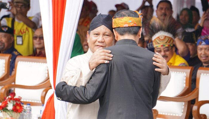 Prabowo dan jokowi berpelukan , saat acara Deklarasi Kampanye Damai di Monas, Minggu (23/9/2018). (ikbal)