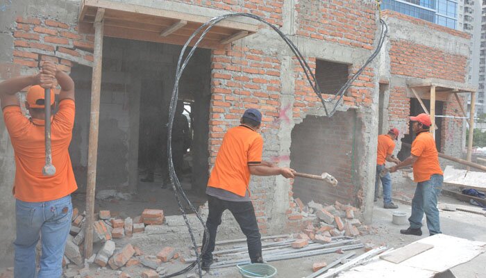 Melanggar IMB, kost-kostan mewah di bongkar petugas. (wandi)