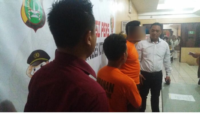 Kasat Reskrim Polresta Depok Kompol Deddy Kurniawan dengan anggota menangkap dua pelaku penjual anak di bawah umur