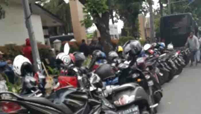 Trotoar dan bahu jalan di sepanjang kantor Kejari Jakbar di Jln Kembangan Raya dikuasai oknum masyarakat. (Rachmi)