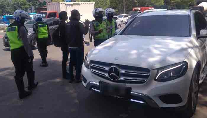 sebuah mobil mewah yang diperiksa petugas dalam razia pajak kendaraan. (Ifand)