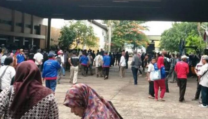 Ratusan karyawan PT Sandratex, Ciputat Timur yang mengelar aksi unjuk rasa menuntut hak pesangon. (anton)