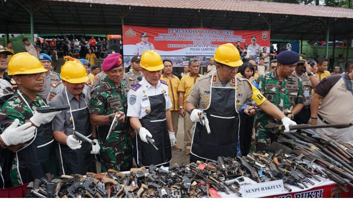 Kapolda saat akan memusnahkan senjata api laras pendek jenis revolver dan senpi laras panjang.