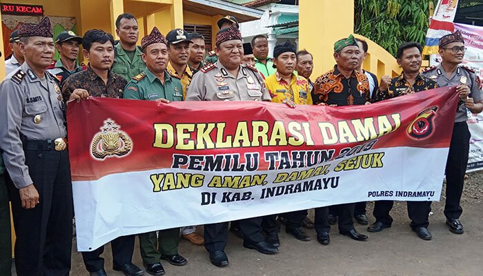 Kapolres Indramayu, AKBP M. Yoris MY Marzuki, S. I. K, Kapolsek Gantar Iptu Saefullah, S.H., M.AP, Sekmat Gantar Drs. Edi Wahyono, Danramil Kapten Inf. Nakromin, Kepala Desa (Kades) Bantarwaru, Ita dan para Kades se-Kecamatan Gantar berfoto bersama usai sosialisasi Kamtibmas. (taryani)