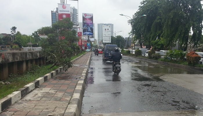 Jalan KH Noer Ali tergenang rembesan Kalimalang. (chotim)
