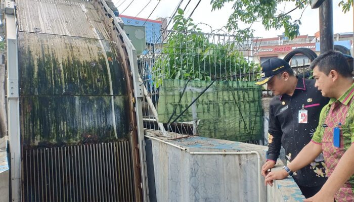 Walikota Jakpus H. Bayu Meghantara didampingi Kasudin SDA Jakpus, Dicky Suherlan tengah meninjau rumah pompa. (tarta)