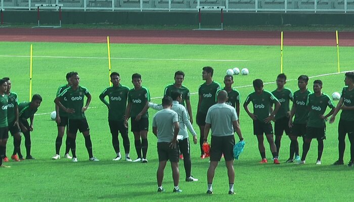 Skuat Timnas U-22 saat mendapat arahan dari Indra Sajfri dalam pemusatan latihan. (dok)