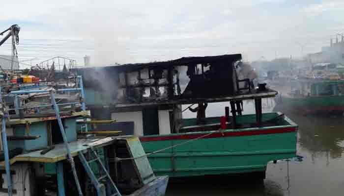 kapal nelayan terbakar