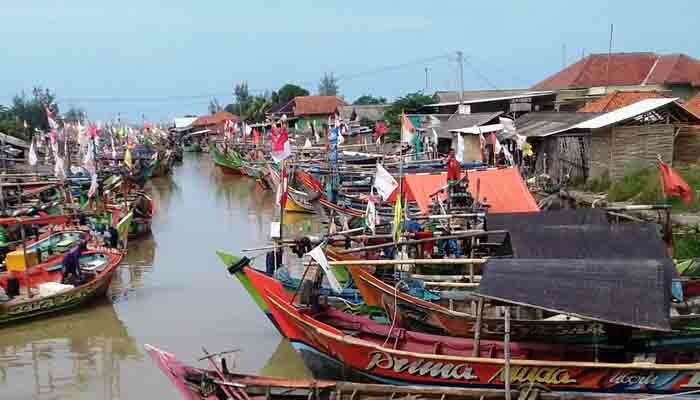 Beberapa bidak atau Anak Bah Kapal sedang membenahi jaring dan perlengkapan perahu mereka yang akan digunakan mencari hasil tangkapan laut. (taryani)