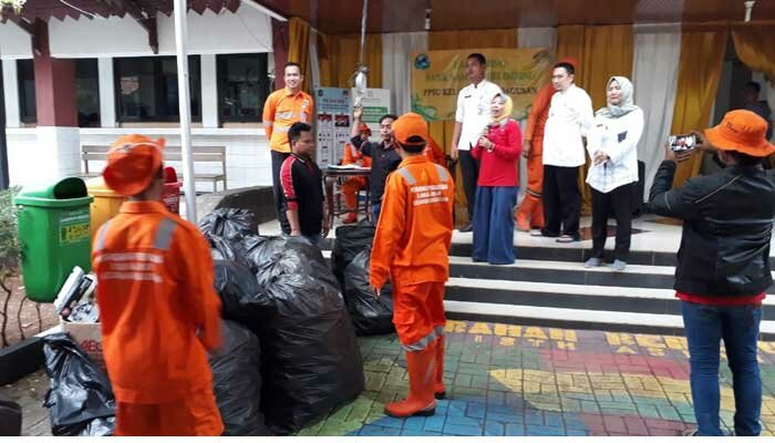Petugas PPSU membawa sampah ke bank sampah. (wandi)