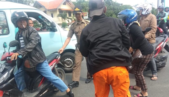 Wanita tabrak angkot sedang dibantu petugas.(yendhi)