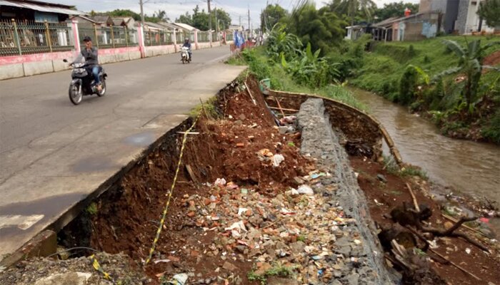 Kondisi turap di Jalan Raya Citayam pinggir Kali Cabang Timur saat ini dinilai dapat membahayakan pengguna jalan. (anton)