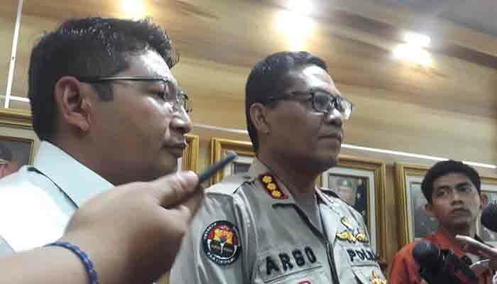 Kabid Humas Polda Metro Jaya Kombes Pol Argo Yuwono (kanan) di Polda Metro Jaya, Jakarta Selatan, pada Senin (8/4/2019). (cw2)