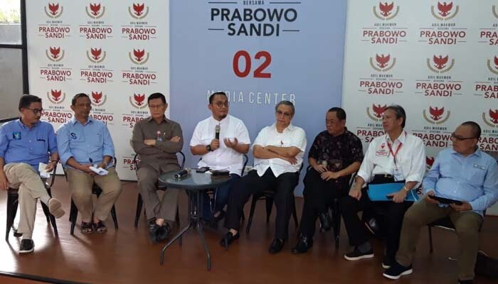 Koordinator Relawan IT BPN, Mustofa Nahrawardaya (paling kanan) dan Koordinator Juru Bicara BPN, Dahnil Anzar Simanjuntak (keempat dari kiri). (Yendhi)