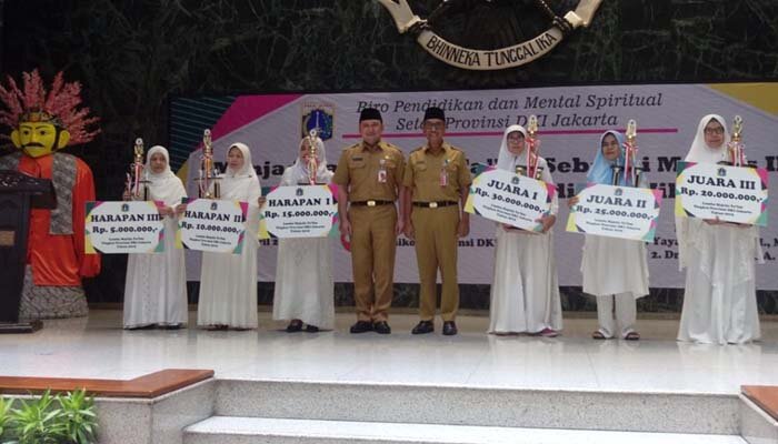 Penyerahan hadiah lomba majelis taklim tingkat DKI