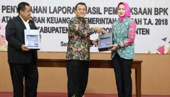 Walikota Tangsel Airin Rachmi Diany saat menerima penghargaan WTP dari BPK Provinsi Banten. (anton)