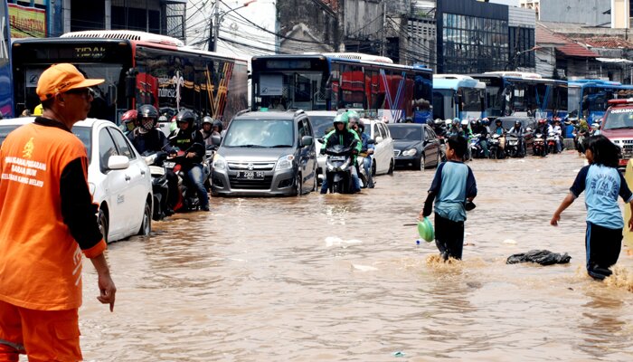 Banjir di Jalan Jatinegara Barat, Jakarta Timur. (rihadin)