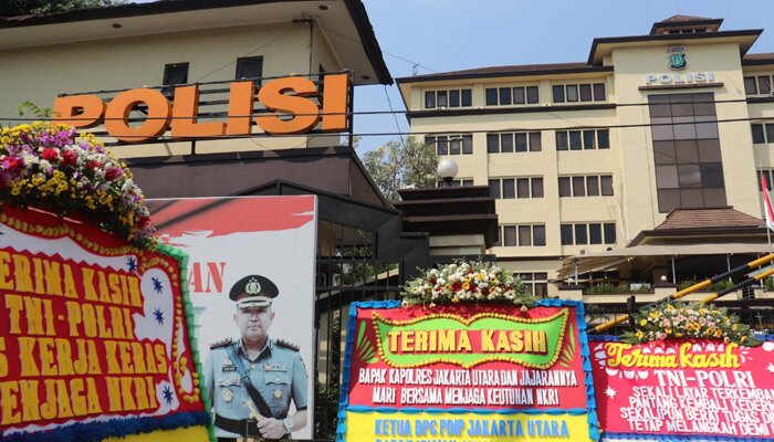 Sejumlah karangan bunga ungkapan terima kasih untuk Polri dari masyarakat berjejer di Mapolres Jakut. (yahya)