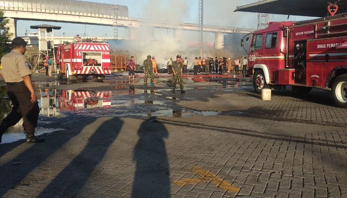 mobil kebakaran dikerahkan untuk memadamkan kebakaran