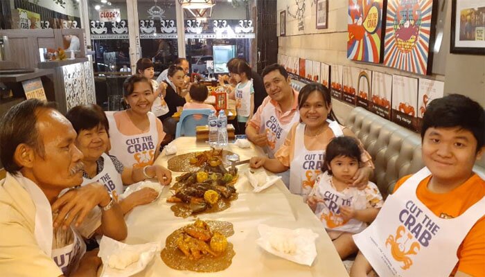 Warga makan Kepiting Raja Ampat di Kebayoran Baru.(ist)