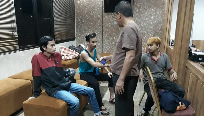 Petugas SPKT Polresta Depok sedang menerima laporan korban perampasan motor dengan pelaku tiga orang diamankan salah seorangnya wanita (kaos putih) (angga)