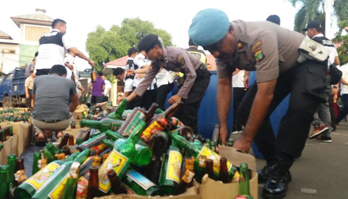 Ribuan botol minuman keras berbagai merek dimusnahkan aparat Polrestro Bekasi Kota. (saban)