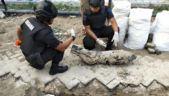 Petugas Gegana memeriksa mortir yang ditemukan di pantai