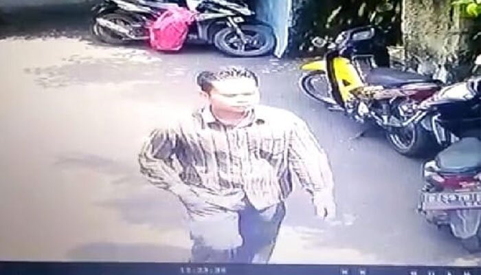 Diduga pelaku pria parlente pencuri motor terekam cctv masjid. (angga)