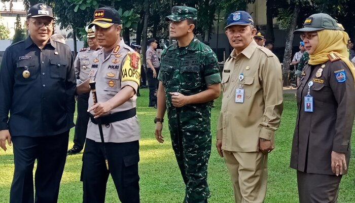 Kapolres Depok Kombes Pol Didik Sugiarto bersama Wakil Walikota Pradi Supriatna dan Dandim 0508/Depok Letkol. Inf. Eko Syah Putera S usai apel gelar pasukan Ketupat Jaya 2019. (anton)
