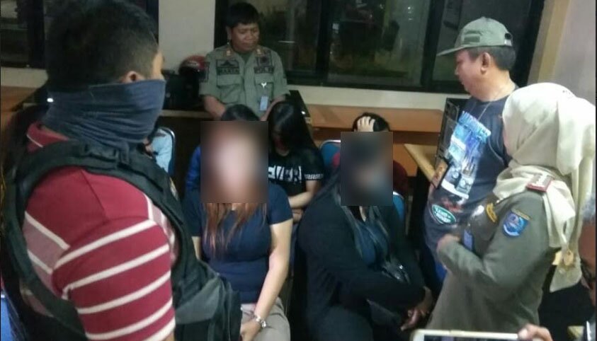 Sejumlah wanita terjaring razia Satpol PP Depok dan didata di kantor Satpol PP. (anton)
