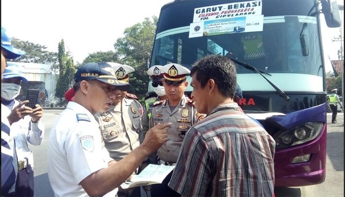 Tim.gabungan melibatkan Satlantas, Satnarkoba dan Dokpol Polres Purwakarta serta Dishub Purwakarfa menggelar pemeriksaan dan pengecekan kendaraan angkutan umum/barang lebaran 2019 di Pospol Ciganea, Minggu (26/05/2019). (dadan)