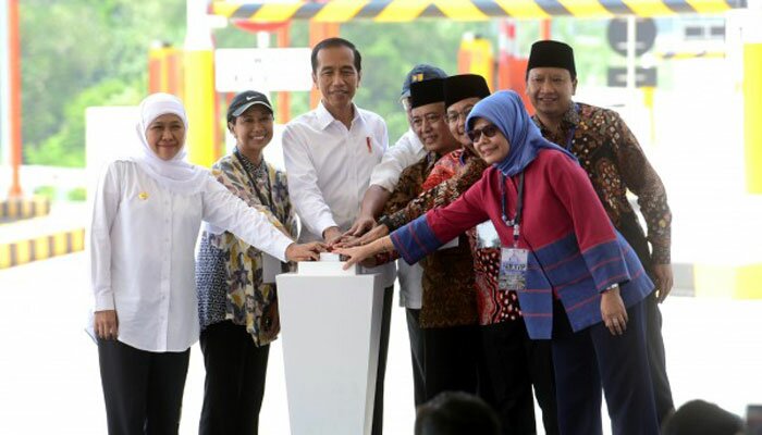 residen Jokowi didampingi sejumlah pejabat menekan bel sirene tanda peresmian Tol Pandaan-Malang Seksi I-III, di Gerbang Tol Singosari, Malang, Senin (13/5) siang. (ist)