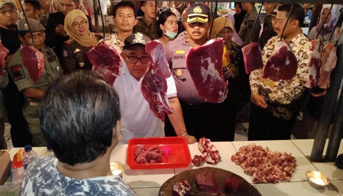 Walikota Depok Muhammad Idris memeriks aharga sebelum puasa di Pasar Agung, Depok.