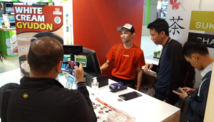 Petugas BPRD DKI Jakarta saat meninjau pelayanan pajak via online. (ist)