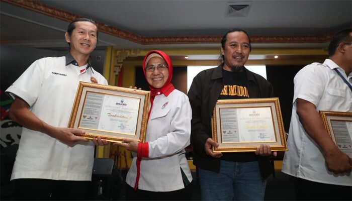 Yuni Poerwanti menyerahkan Sertifikat Akreditasi Organisasi Olahraga kepada enam cabor yang telah mencapai dan menerapkan standar pengelolaan organisasi olahraga. (ist)