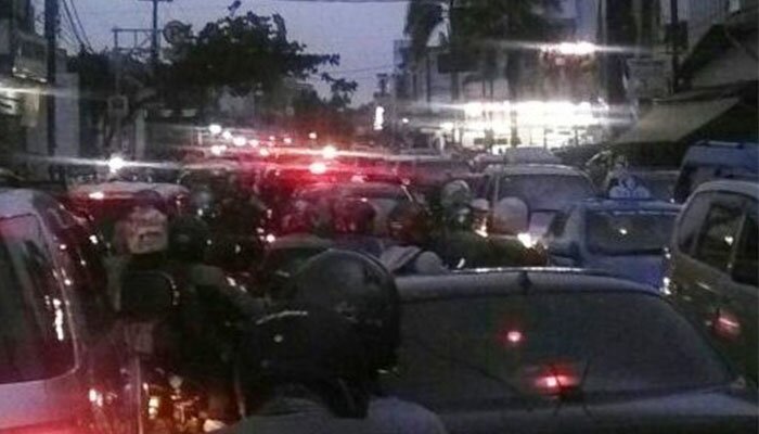 Kemacetan di Jl. Raya Dewi Sartika, Depok akibat KRL melintas setiap 15 menit sekali. (anton)