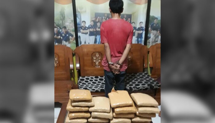 Tersangka sopir ekspedisi dan barang bukti ganja.