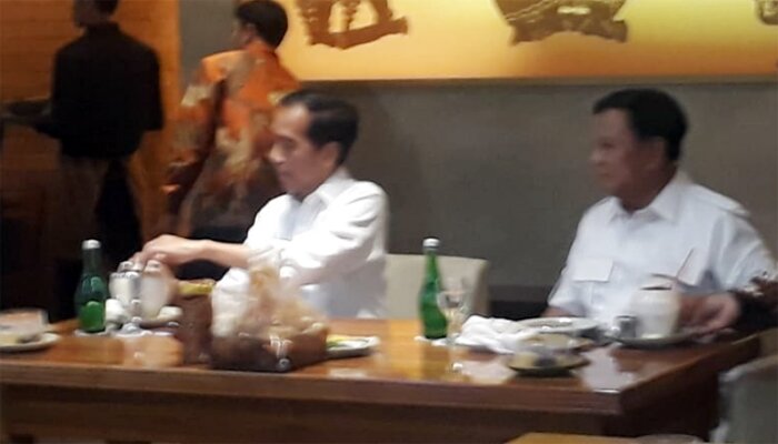 Jokowi dan prabowo makan siang bersama usai naik MRT bersama. (firda)