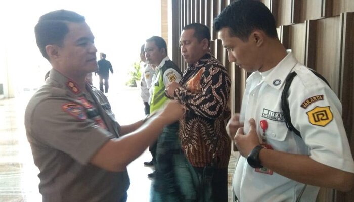 Kasubdit Binsatpam Polsus Polda Metro Jaya AKBP Donny Satria Sembiring, SH., SIK., M.Si, langsung mencopot seragam satpam yang melanggar Perkap.