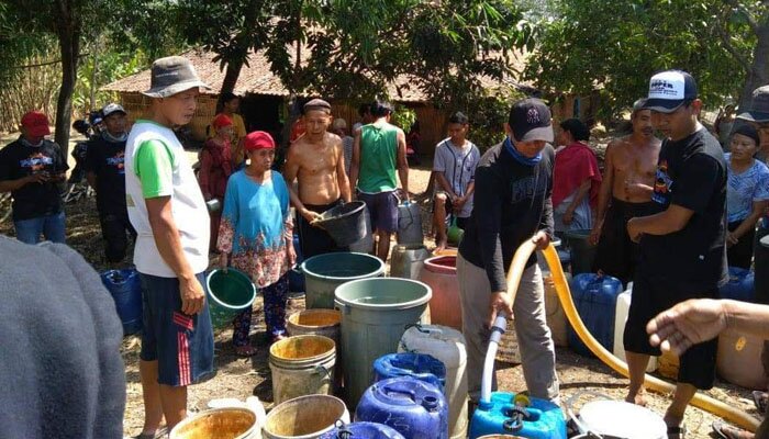 Antrean warga yang mengisi air di Desa Ridogalih. (saban)