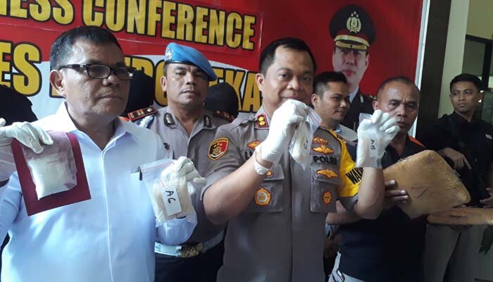Wakapolres AKBP Lutfi Sulistiawan didampingi Kasat Narkoba AKBP Arlon Sitinjak saat menunjukkan barang bukti gelar jumpa pers di Polrestro Bekasi. (lina)