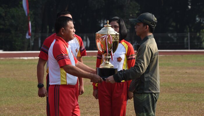 Irjen TNI, Letjen TNI Muhammad Herindra menyerahkan ke panitia trofi bergilir yang akan dibagikan pada Kejuaraan Piala Panglima TNI tahun 2019. (puspen tni)