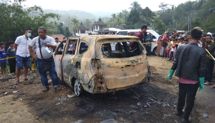 Mobil tempat ayah dan anak dibakar.(ist/sule)