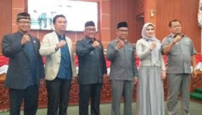 Pimpinan DPRD Depok, Teungku Muhammad Yusuf Saputra (PKS) Wakil Ketua I Yetty Wulandari (Gerindra), Waka II Hendrik Tangke Allo (PDIP), dan Tajudin Tabri (Golkar)