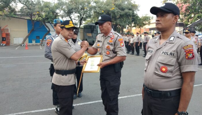 Kapolres Jakarta Utara, Kombes Budhi Herdi Susianto menyerahkan penghargaan kepada Anggota Polsek Cilincing, Aiptu I Wayan Putu Sumerta dan Bripka Julianus Bona. (yahya)